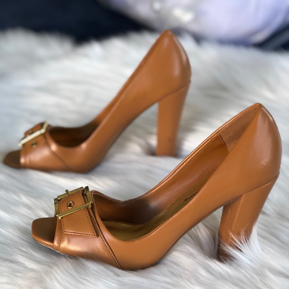 Charlotte Russe tan peeptoe heel - Picture 1 of 4